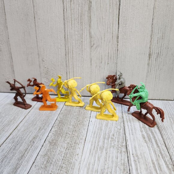 Vintage Mixed Indians and Horses Figures Toys Plastic - Lot Of 9 - Picture 3 of 4